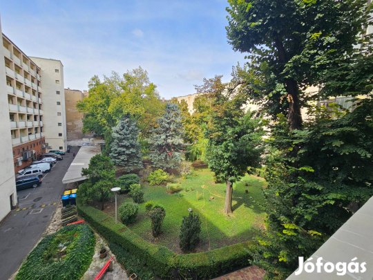 Autóbeállás, Belső park, napfényes, jó lakóközösség, központi hely