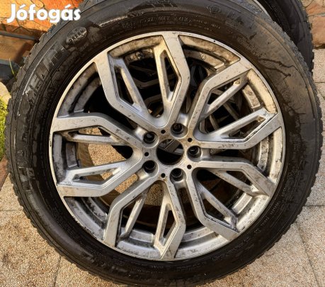 Autógumi könnyűfém felnivel