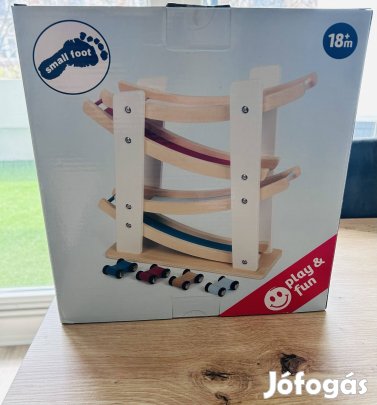 Autók a lejtőn fából 