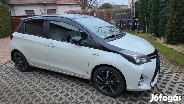 Automata metál fehér-fekete színű hibrid Toyota Yaris