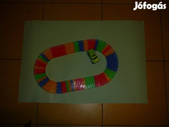 Autopálya kis autoval