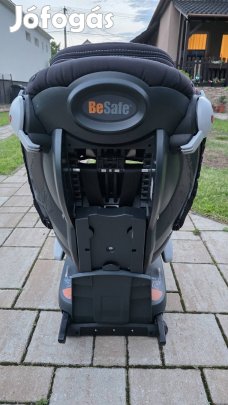 Autós biztonsági gyerekülés.