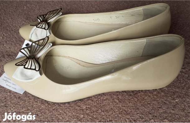 Avanti új krémszínű női bőr lakkcipő fehér díszítő betétekkel