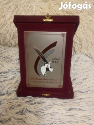 Az Al-Wahda címer plakettje díszdobozban