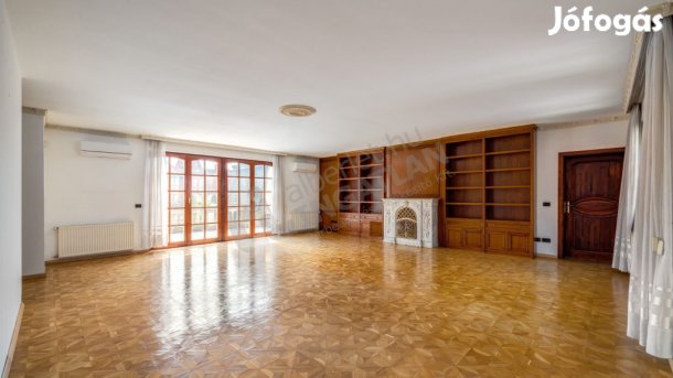 Az Áldás utcában a II. kerületben kiadó egy napfényes villaépület!