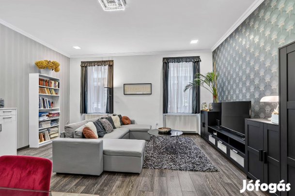 Az Andrássy út közvetlen közelében, felújított 1. emeleti lakás eladó
