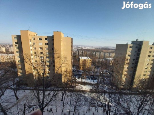 Az Avasi lakótelep központjában eladó egy kétszobás, erkélyes,