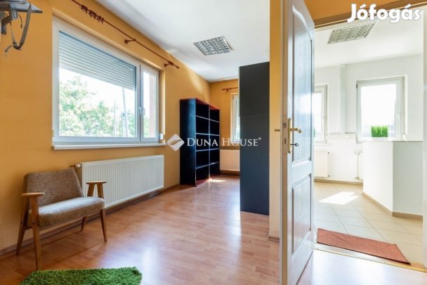 Az M3-as közelében újszerű irodaépület hatalmas csarnokkal