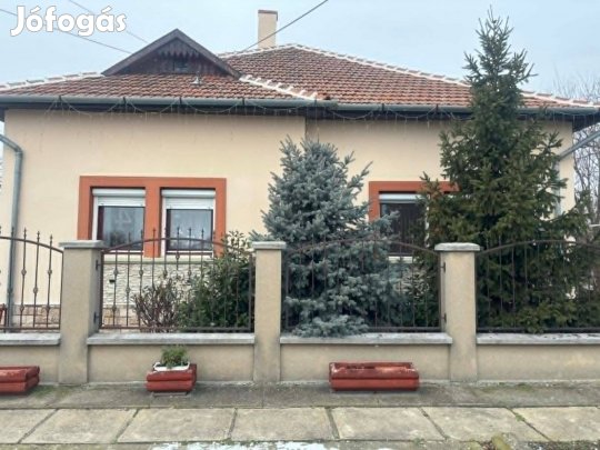 Az M4-es autóút közelében, Millér-parti csendes kis városban eladó ház