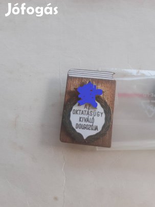 Az Oktatásügy Kiváló Dolgozója kitüntető jelvény