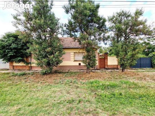 Az Öreg utcában családi ház garázzsal és melléképületekkel eladó!