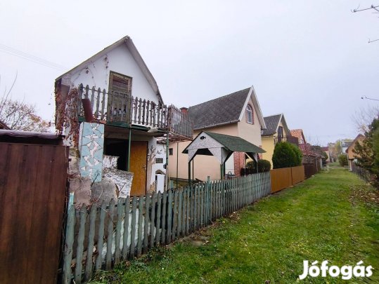 Az adácsi horgásztónál 65 nm-es, kétszintes nyaraló eladó