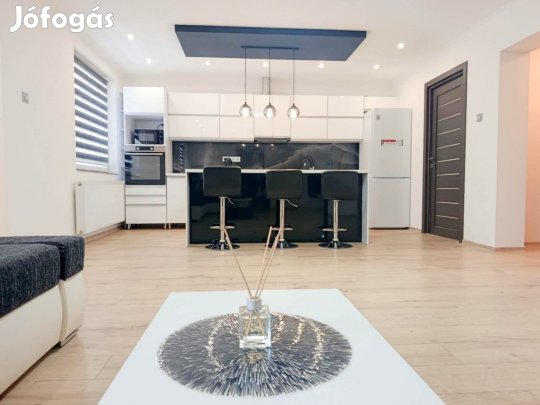 Azonnal költözhető, újszerű ikerház eladó!