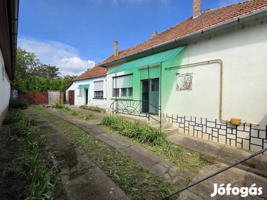 Azonnal költözhető családi ház kis telekkel!