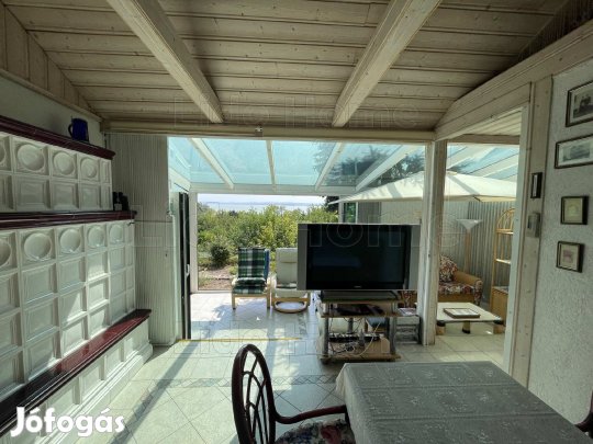 BALATONI ÖRÖKPANORÁMÁS, MEDENCÉS NYARALÓ ÁBRAHÁMHEGYEN ELADÓ