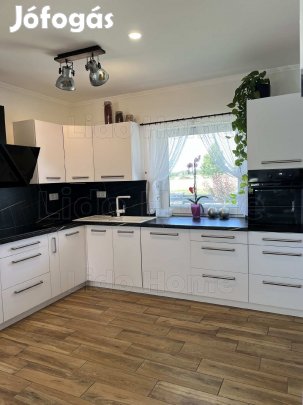 BALATONI PANORÁMÁS, ÚSZÓMEDENCÉS, ÚJSZERŰ CSERSZEGTOMAJI CSALÁDI HÁZ