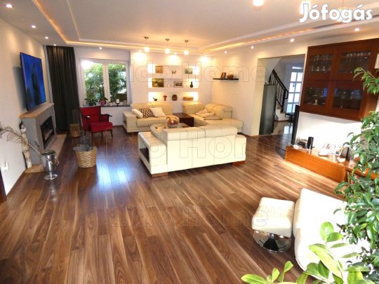 BALATON-PART KÖZELI MEDENCÉS LUXUSHÁZ SIÓFOK BELVÁROSÁBAN!