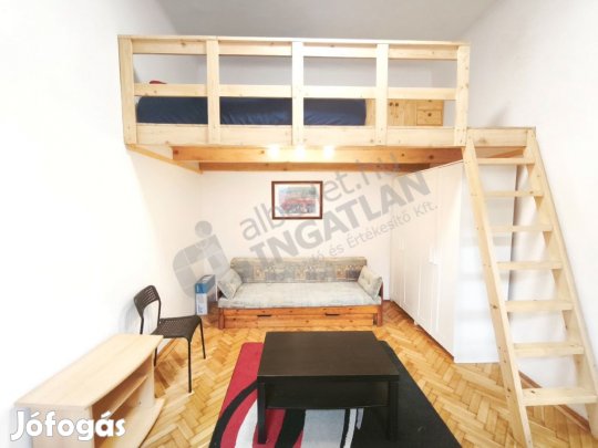 BAROSS UTCÁBAN KIADÓ 1 SZOBÁS+GALÉRIÁS, BERENDEZETT, KLÍMÁS LAKÁS!