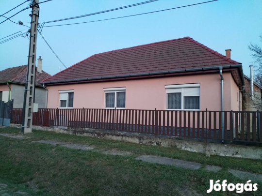 BEFEKTETŐK FIGYELEM! Két családi ház egy telken Lőrinciben  egyben