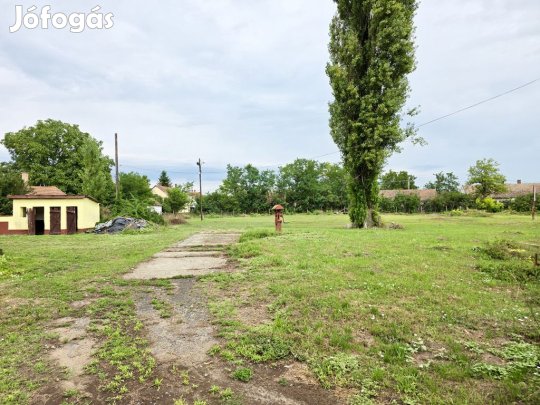 BEFEKTETŐK FIGYELEM! SOKOLDALÚ INGATLAN ELADÓ FREKVENTÁLT HELYEN