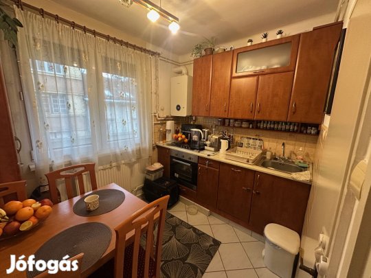 BELVÁROSI 1. EMELETI 2 SZOBÁS ERKÉLYES TÉGLALAKÁS