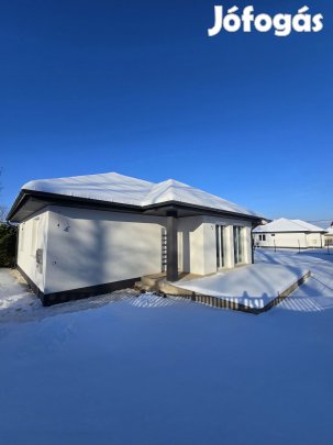 BICSKE egyik legkedveltebb részén a Kertvárosban újépítésű Családi