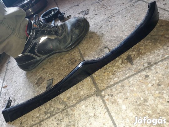 BMW 320D E46 Bal Első Lámpa Alatti Burkolat