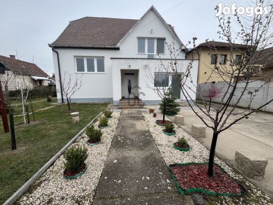 BOCSKAIKERT, ELTOLT SZINTES CSALÁDI HÁZ ELADÓ!!!