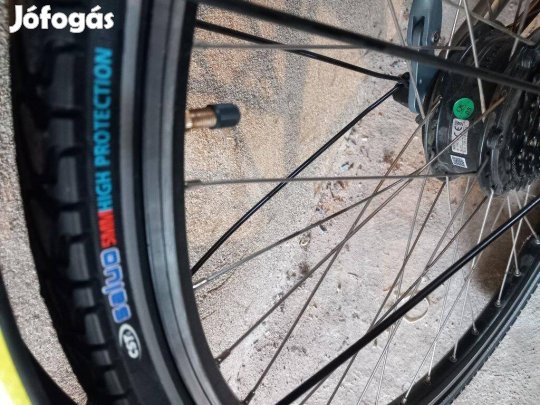 B'Twin Elektromos rásegitős kerékpár-akár tartóval