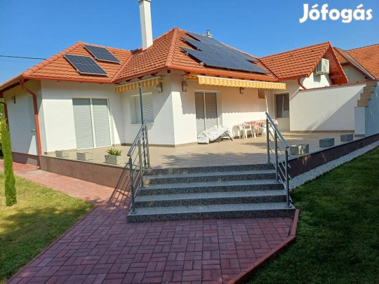 B.kenesén vízközeli fsz-es ház eladó sok extrával, alacsony rezsivel