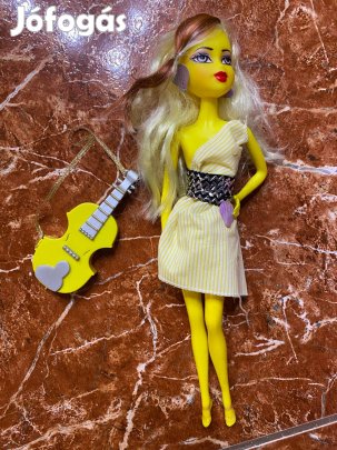 Baba játék sárga gitárral