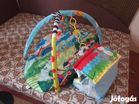 Baba játszószőnyeg babatornázóval, játékokkal
