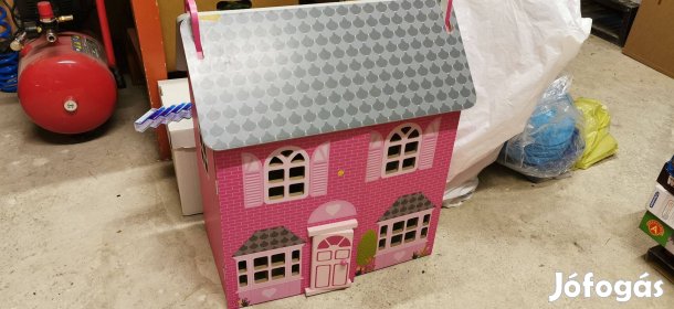 Babaház fa bútorokkal