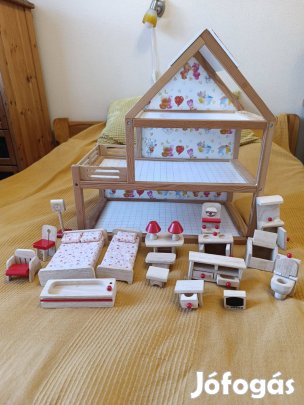 Babaház fából babákkal és berendezési tárgyakkal