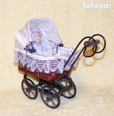Babakocsi babával babaház dekoráció