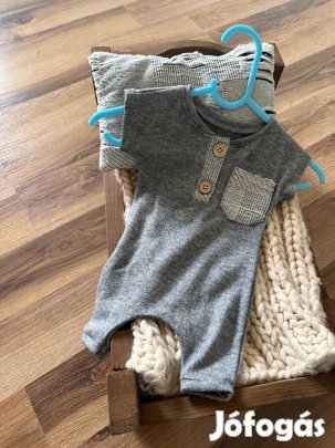 Babaruha hozzá illő kispárnával fotózáshoz