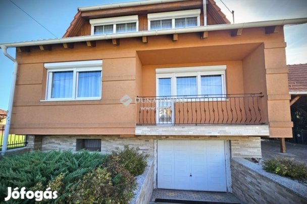 Bábolnai 155 nm-es ház eladó