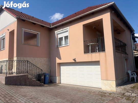 Bábonyibércen szigetelt, felújított családi ház, dupla garázzsal Eladó