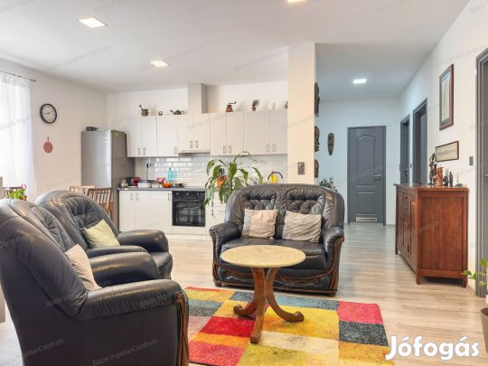Bácsalmás, felújított, 83 nm-es lakás, garázzsal eladó