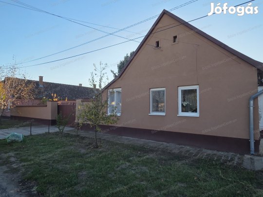 Bácsalmás nyugodt környékén 155nm-es családi ház eladó!