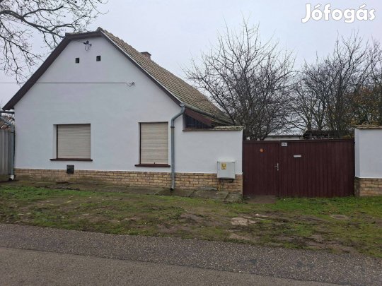 Bácsbokodon eladó egy 100nm-es családi ház!