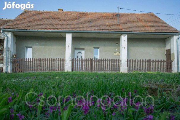 Bágyogszovát - részben felújított kis alapterületű parasztház eladó