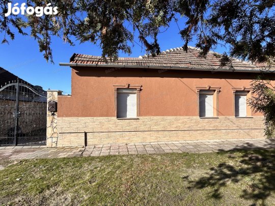 Baja Józsefvárosban eladó külön bejáratú házrész saját udvarral
