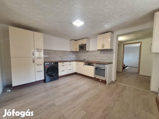 Baja Józsefvárosban eladó külön lakás saját udvarral