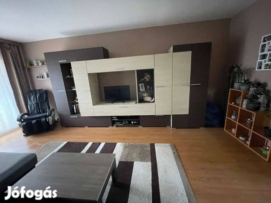 Baja - belváros közeli, bútorozott erkélyes lakás