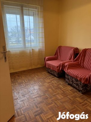 Baja alvégi tégla építésű első emeleti 2 szobás lakás garázzsal eladó!