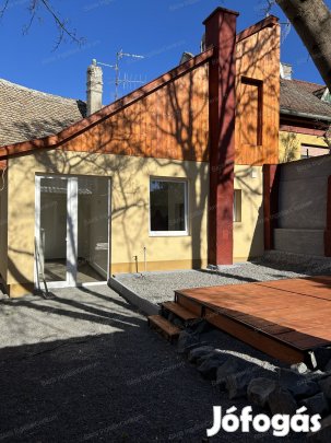 Baja belvárosában eladó egy gyönyörűen felújított lakás saját udvarral