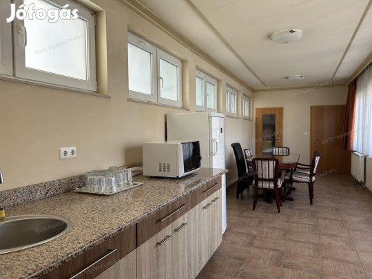 Baja belvárosában eladó egy újszerű, 105 m2-es téglaépítésű lakás