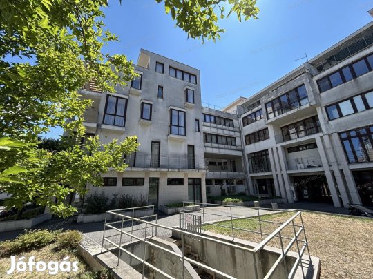 Baja belvárosában eladó egy újszerű, 78 m2-es, téglaépítésű lakás