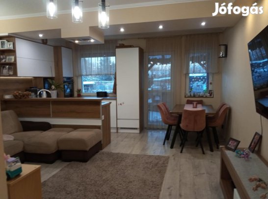 Baja nappali + 4 szobás szuterénos,garázsos sorházi lakás eladó!